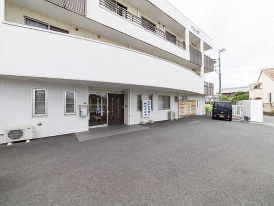 清潔感ある外観の施設