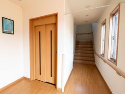 木目調の扉と明るい廊下