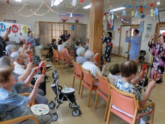 賑やかなイベントの集会室