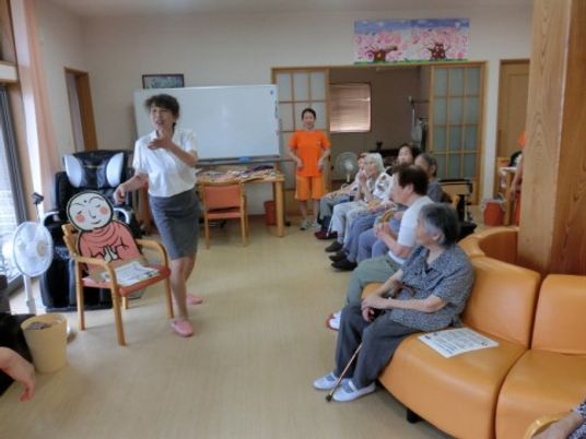 スタッフと利用者の和室