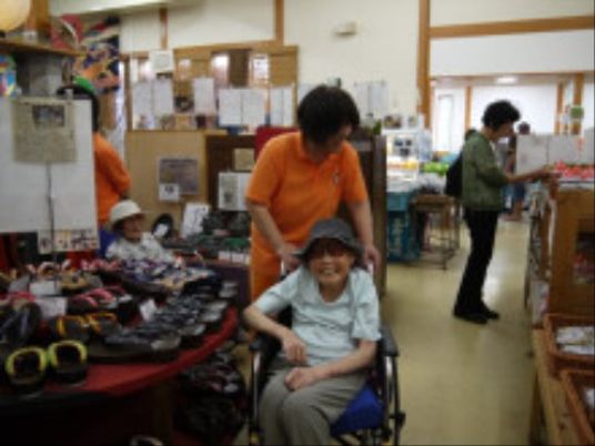 活気ある共用スペースでの介助