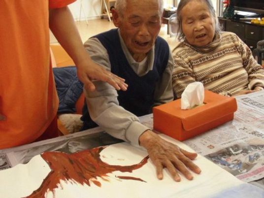 楽しむ入居者と職員