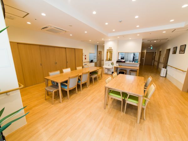 清潔感溢れる食堂空間
