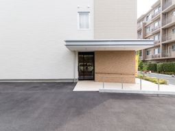 明るいエントランス外観