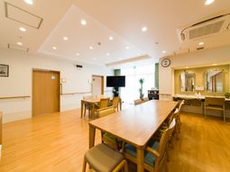 広々とした明るいダイニング