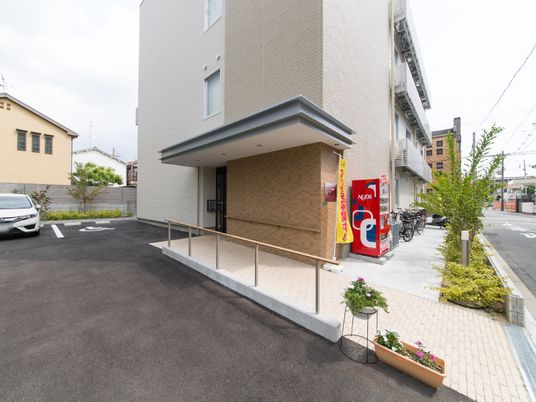 エントランスと駐車場