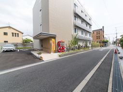 建物と駐車場の外観