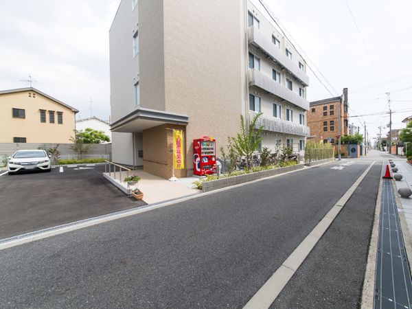 建物と駐車場の外観