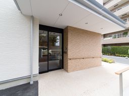 明るい玄関エリア