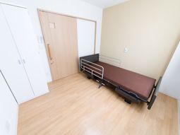 明るい居室の様子