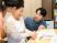 談笑する職員と利用者  