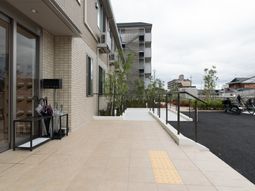 明るいエントランスの様子