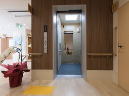 清潔感ある廊下のエレベーター