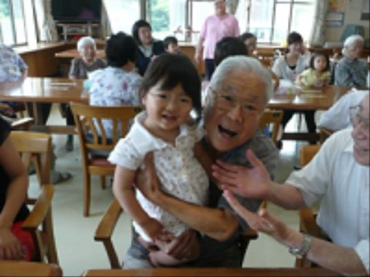 笑顔の利用者と子供