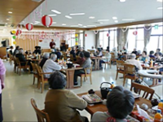 明るい食堂の様子