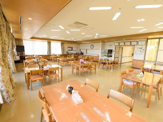 広々とした明るい食堂