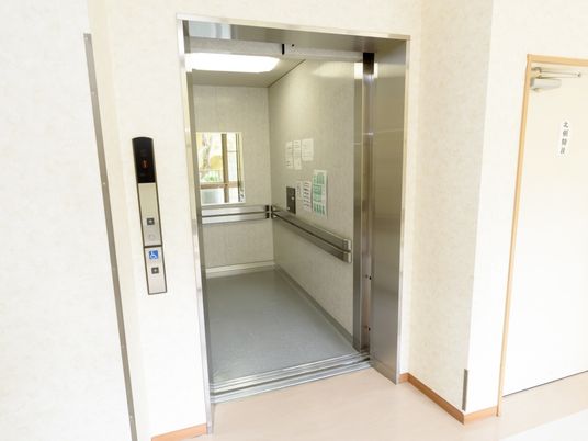 明るいエレベーターの入口