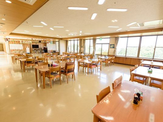 広々とした明るい食堂