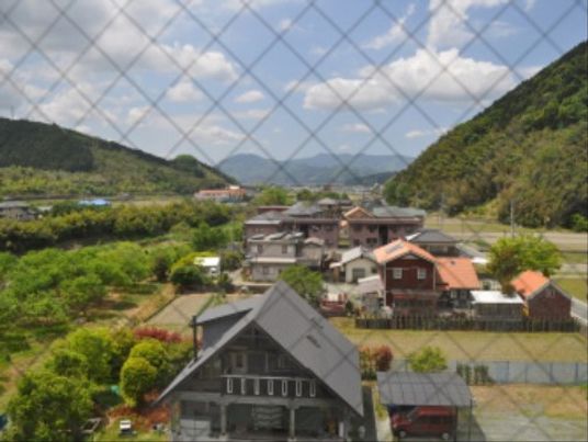 緑に囲まれた施設外観