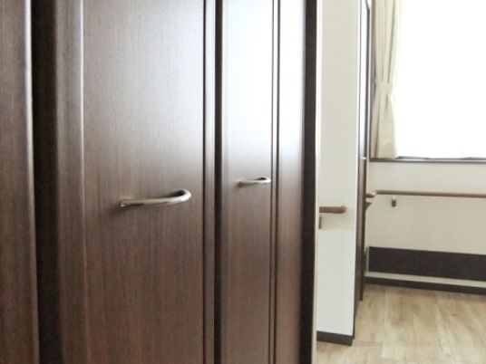 清潔なクローゼットの一角