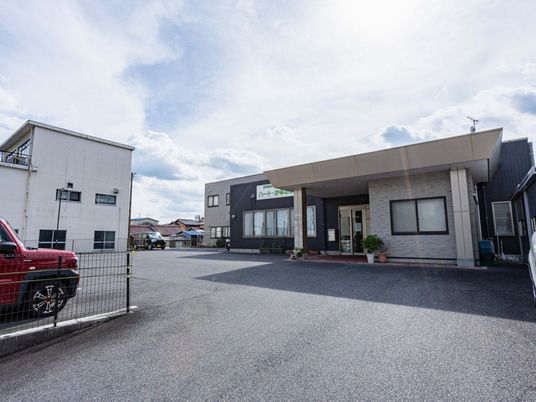 広い駐車場の外観