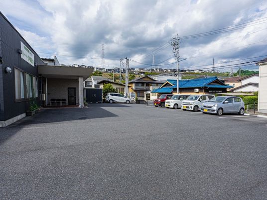 建物の広い駐車場