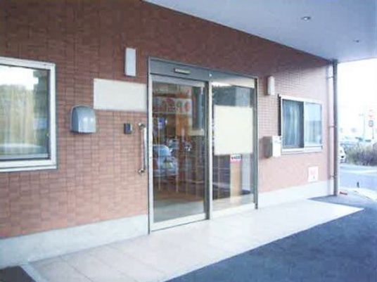 赤レンガの建物入口