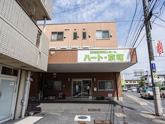 通りに面した建物の外観