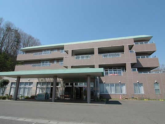 4階建ての施設外観  