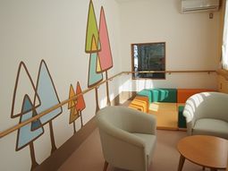カラフルな壁飾りの休憩室