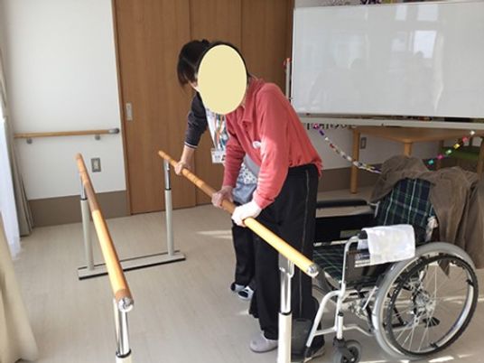 歩行訓練をする療養者