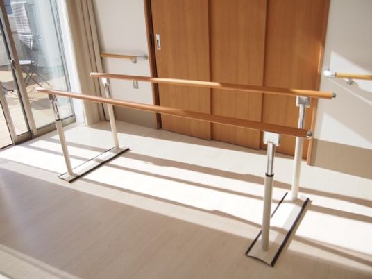 明るい廊下の歩行訓練器具