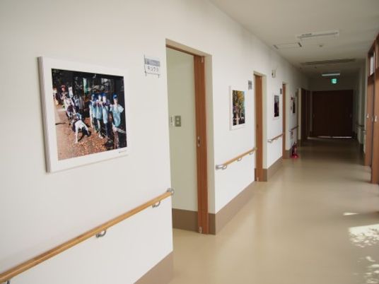 壁に飾られた写真の廊下