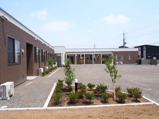 明朗な建物と中庭