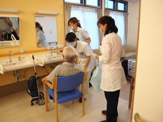 介護スタッフと利用者の洗面室