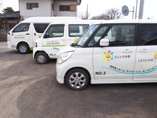 福祉用車両３台並ぶ