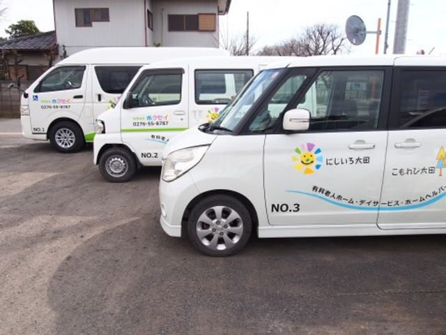 福祉用車両３台並ぶ 送迎車 利便性の高い輸送サービスを展開しており、快適な移動をサポートしています。送迎時の安心感を大切にしています。