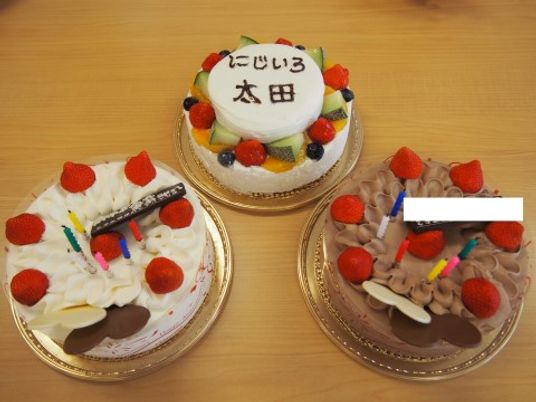 お祝いのケーキ三台