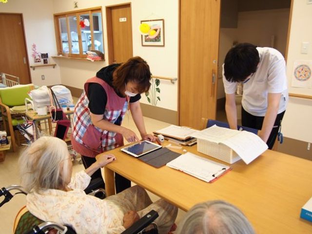 スタッフと利用者の活動 スタッフ スタッフが親身にサポートする機能訓練の様子。利用者の方々が積極的に日々の活動に取り組んでいらっしゃいます。