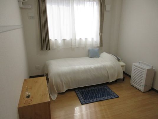 明るい個室の居室