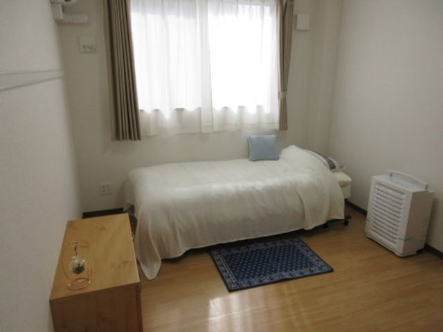 明るい個室の居室 居室 シンプルで清潔感のある居室です。心地よい空間で、ゆったりとした時間を過ごせます。