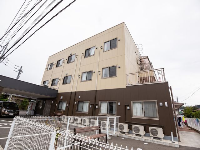 多階層の建物外観 外観 清潔感のある落ち着いた色合いの建物です。駐車場も完備しており、アクセスしやすい環境が整っています。