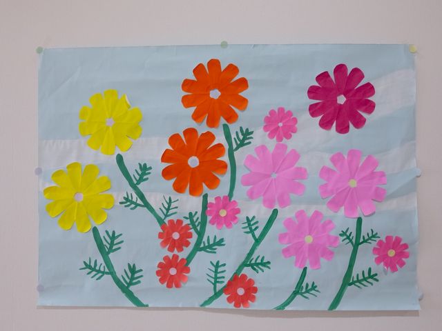 カラフルな花の壁画 作品 壁に飾られた色鮮やかな花の作品が、日々の暮らしに温かい彩りを添えています。