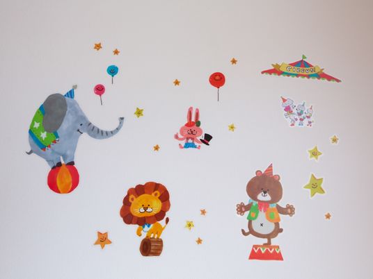 ウサギやゾウ、ライオンなどの動物がサーカスで芸をしている姿を描いたウォールステッカーが壁に貼られている。