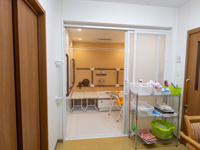 整備された明るい浴室 脱衣所 スライド式のドアでアクセスしやすく、手すりも備わっており、安心してご利用頂ける洗練された浴室です。