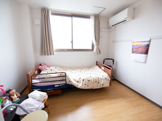 居室の明るい空間 居室 ゆったりとした居室では、大きな窓から自然な光が差し込み、快適な生活が送れます。個人の好みに合わせた家具や装飾が可能です。