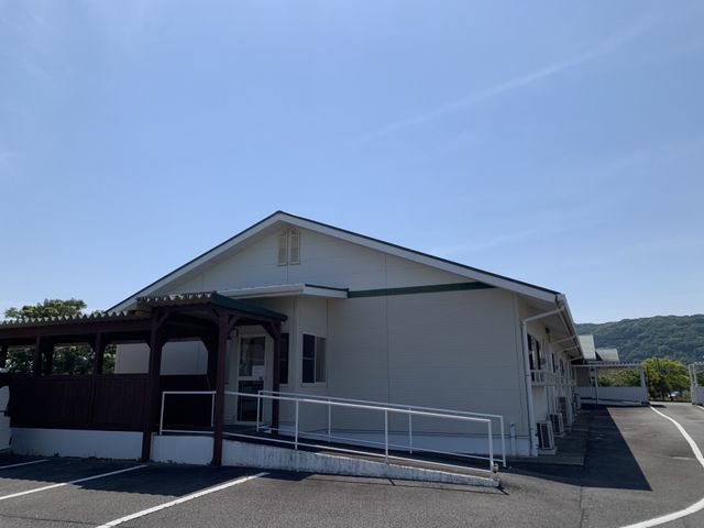 開放的な建物外観 外観 広々とした建物の外観です。周囲の緑豊かな環境が魅力で、リラックスできる場所です。