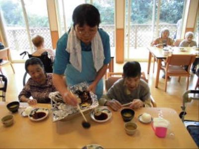 食事の支度をするスタッフ