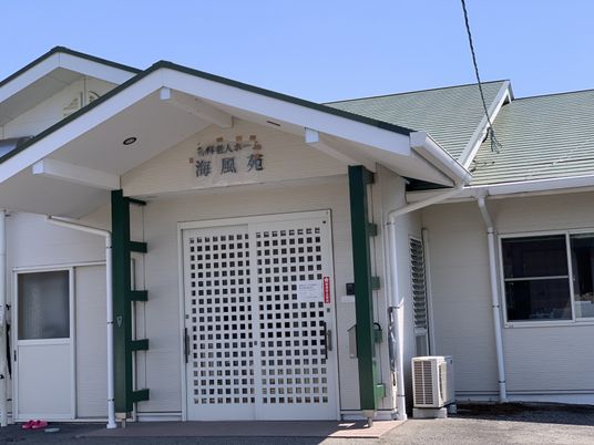 白い建物の外観