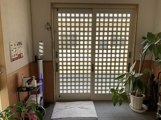 日差しが入るエントランス